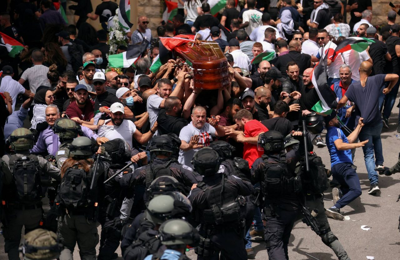 Israëlisch forces disturb the funeral of Shireen Abu Akleh.